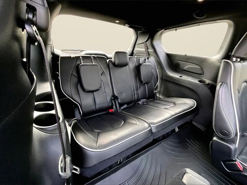 Used 2023 Chrysler Pacifica Limited w/ S Appearance Package image 25