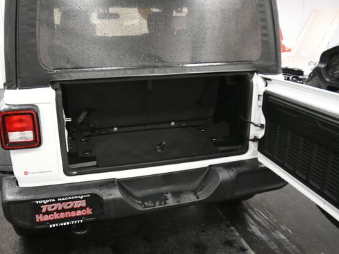 Used 2022 Jeep Wrangler Sport AWD/4WD image 19