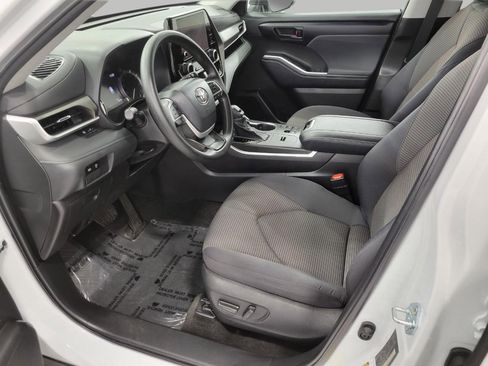 Used 2023 Toyota Highlander L image 10