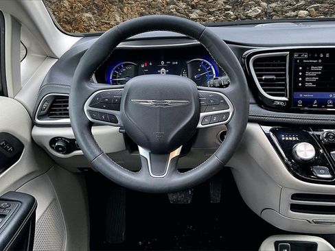 Used 2023 Chrysler Pacifica Touring-L image 5