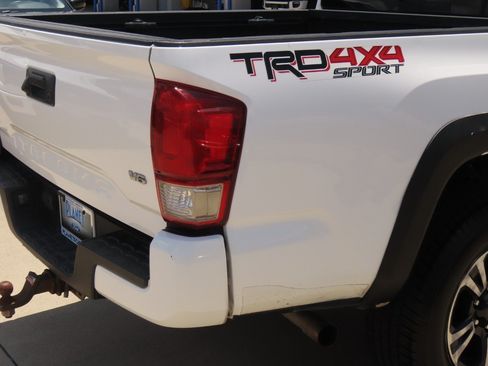 Used 2017 Toyota Tacoma TRD Sport AWD/4WD image 12