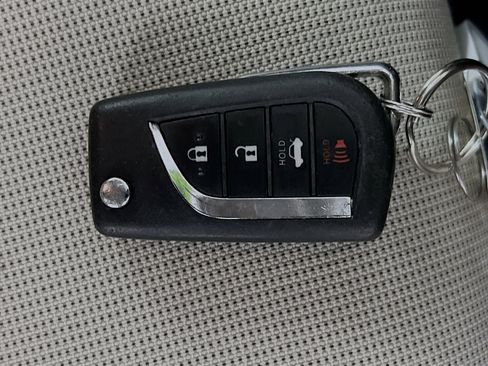 Used 2020 Toyota Corolla LE image 34