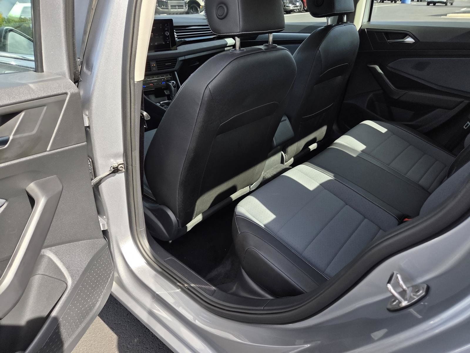 Used 2025 Volkswagen Jetta SE FWD image 14