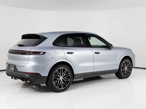 Used 2024 Porsche Cayenne image 3