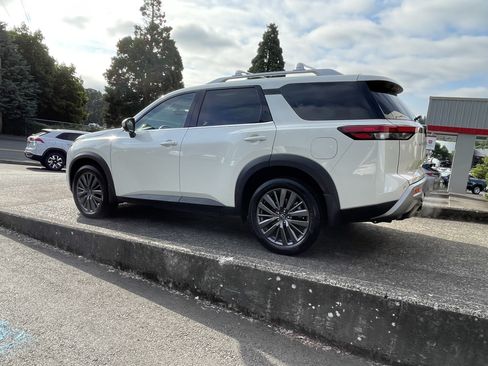 Used 2023 Nissan Pathfinder SL w/ SL Premium Package AWD/4WD image 5