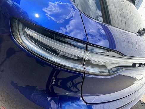 Certified 2023 Porsche Macan AWD/4WD image 31