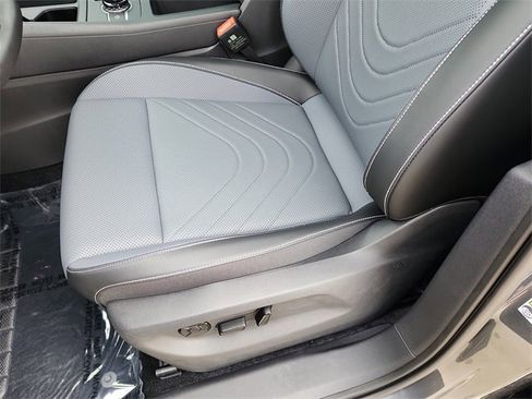 New 2025 Volkswagen Tiguan SE image 14