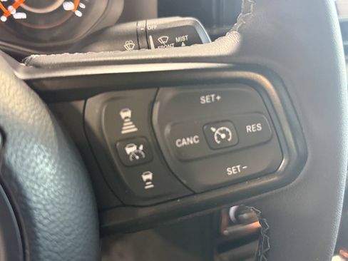 Used 2025 Jeep Gladiator Sport AWD/4WD image 19