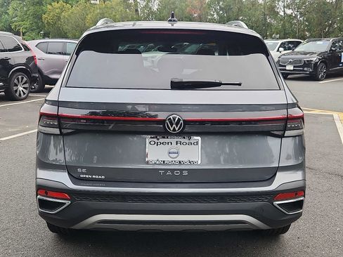 Used 2025 Volkswagen Taos SE FWD image 5