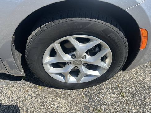 Used 2017 Chrysler Pacifica Touring-L w/ Tire & Wheel Group FWD image 24