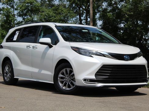 Used 2024 Toyota Sienna XLE FWD image 1