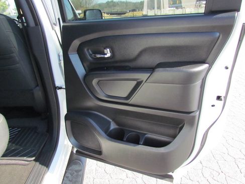 Used 2018 Nissan Titan SV w/ SV Convenience Package image 15