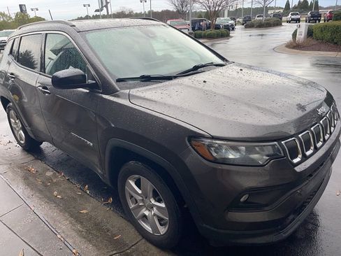 Used 2022 Jeep Compass Latitude image 2