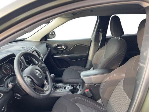 Used 2019 Jeep Cherokee Latitude w/ Popular Appearance Group image 7