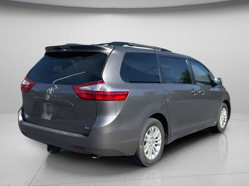 Used 2017 Toyota Sienna XLE FWD image 4