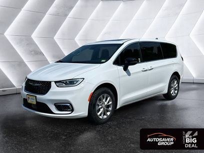 New 2025 Chrysler Pacifica Select