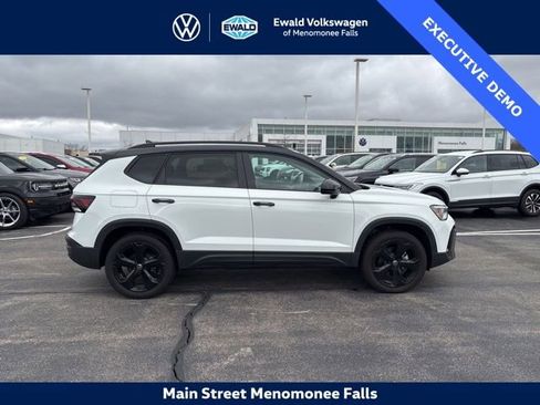 Certified 2025 Volkswagen Taos SE AWD/4WD image 5
