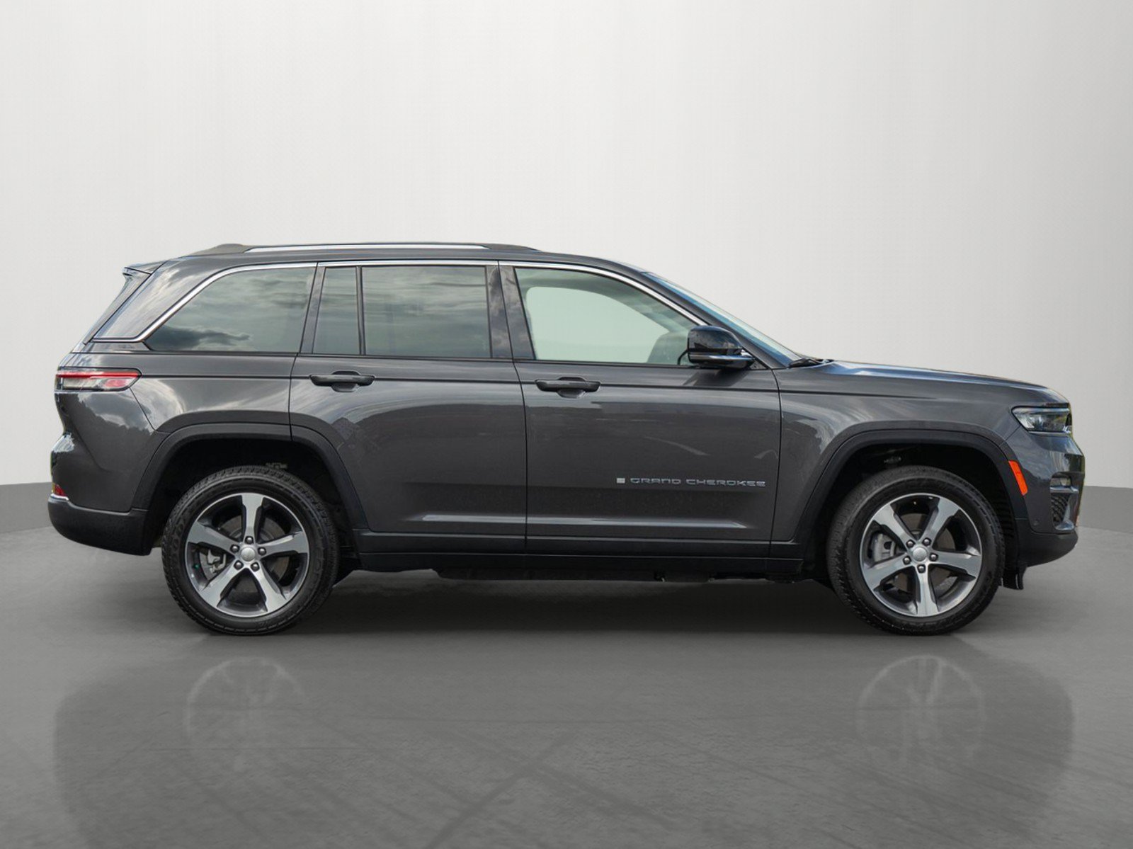 Used 2023 Jeep Grand Cherokee 4WD 4xe w/ Luxury Tech Group II image 8