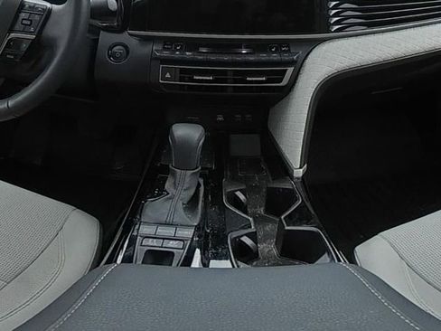 Used 2025 Toyota Camry XLE AWD/4WD image 22