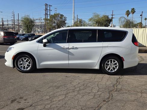Used 2017 Chrysler Pacifica LX image 9