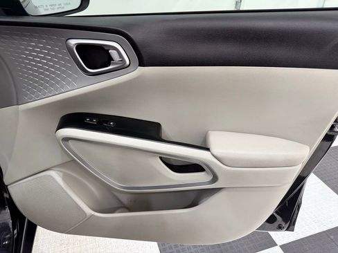 Used 2023 Kia Soul LX image 18