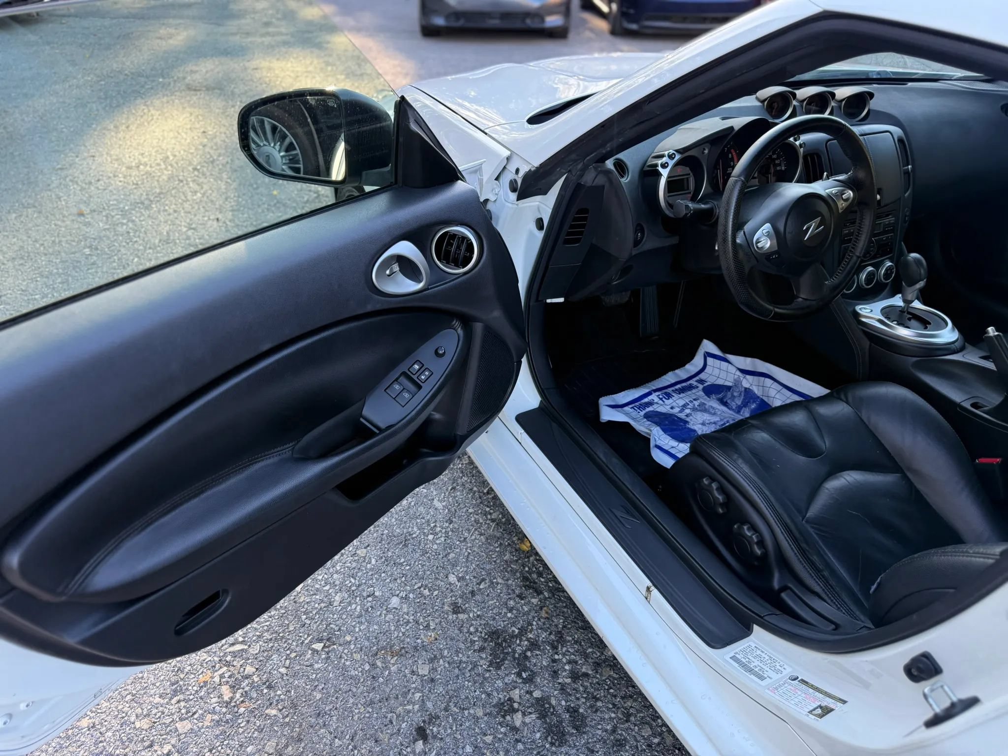 Used 2011 Nissan 370Z Coupe RWD image 10