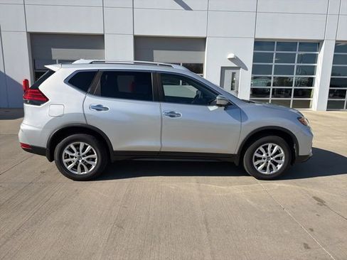 Used 2017 Nissan Rogue SV w/ SV Premium Package image 2