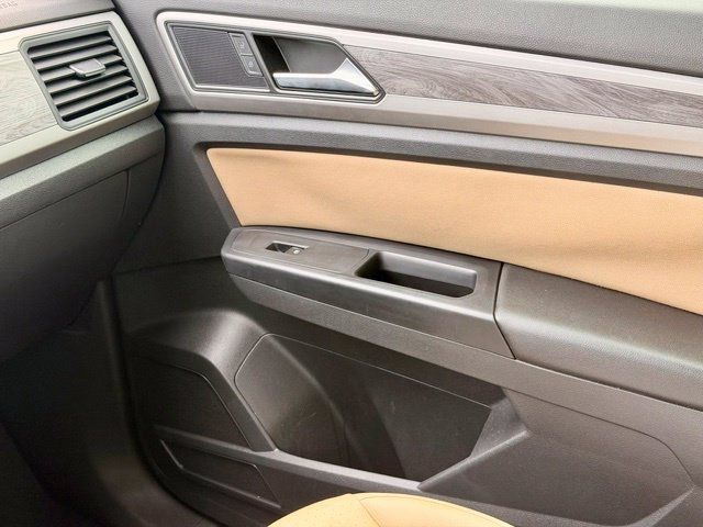 Used 2020 Volkswagen Atlas Cross Sport SE w/ Panoramic Sunroof Package FWD image 25