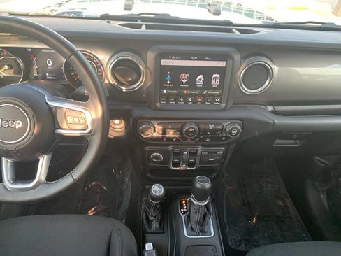 Used 2020 Jeep Gladiator Overland AWD/4WD image 12