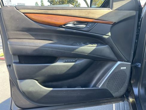 Used 2015 Cadillac Escalade Premium image 28