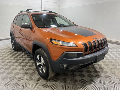 Used 2016 Jeep Cherokee Trailhawk w/ Leather Interior Group AWD/4WD image 4