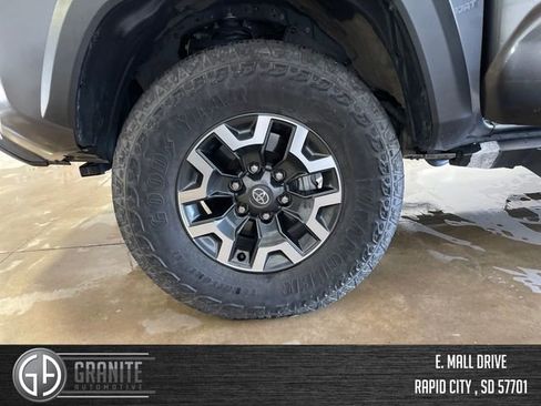 Used 2022 Toyota Tacoma TRD Off-Road w/ Technology Package AWD/4WD image 23