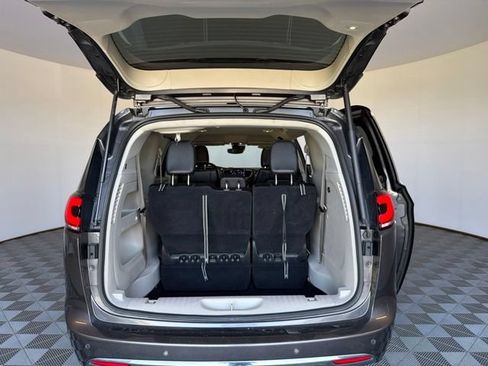 Used 2023 Chrysler Pacifica Touring-L FWD image 22