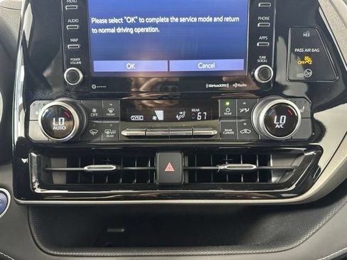 Used 2021 Toyota Highlander XLE AWD/4WD image 24