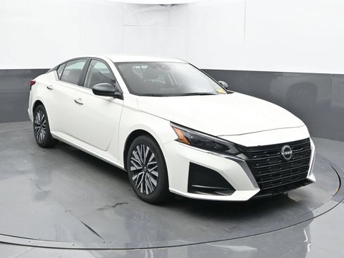 Used 2025 Nissan Altima 2.5 SV FWD image 6
