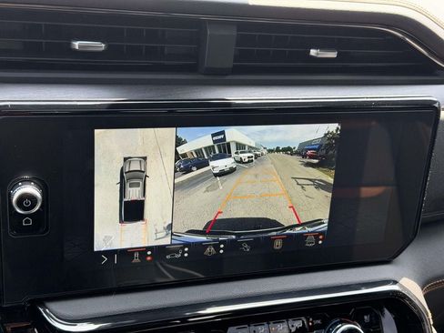 Used 2025 GMC Sierra 1500 AT4 w/ AT4 Premium Package AWD/4WD image 4