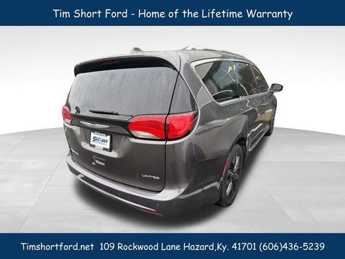 Used 2018 Chrysler Pacifica Limited w/ Tire & Wheel Group FWD image 7