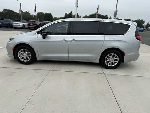 Used 2026 Chrysler Pacifica Select FWD image 4