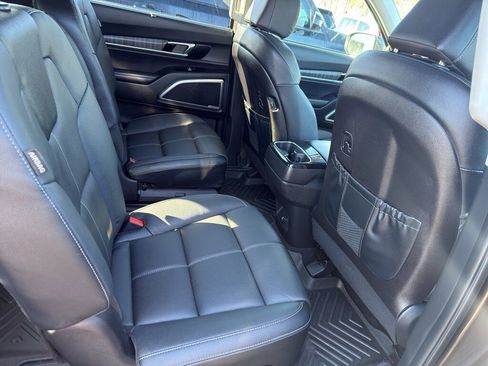 Used 2025 Kia Telluride EX w/ EX Captain's Chair Package image 19