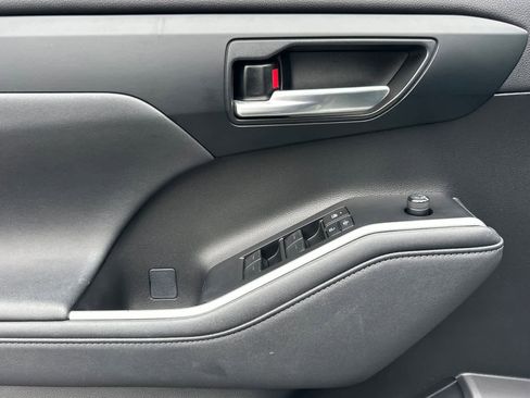 Used 2023 Toyota Highlander XLE image 12