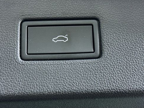 Used 2024 Volkswagen Tiguan SE image 30