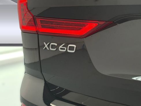 Used 2023 Volvo XC60 B5 Plus image 11