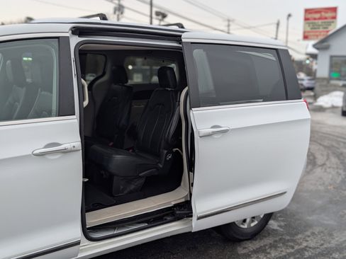 Used 2018 Chrysler Pacifica Touring-L image 37