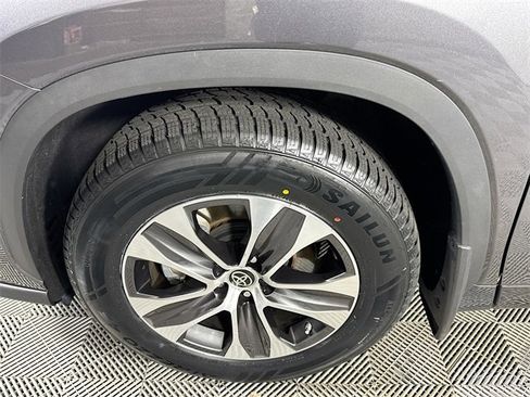 Used 2022 Toyota Highlander XLE image 4