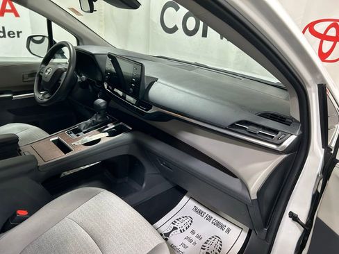 Used 2024 Toyota Sienna LE image 11