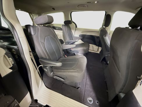 Used 2022 Chrysler Voyager LX FWD image 27