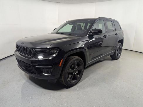 New 2025 Jeep Grand Cherokee Altitude image 3