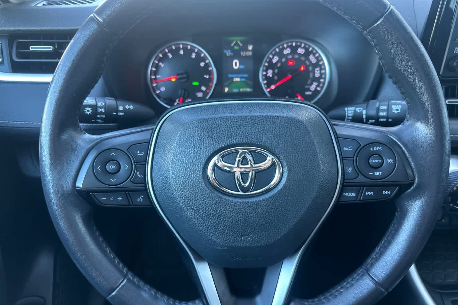 Used 2022 Toyota RAV4 XLE Premium AWD/4WD image 25