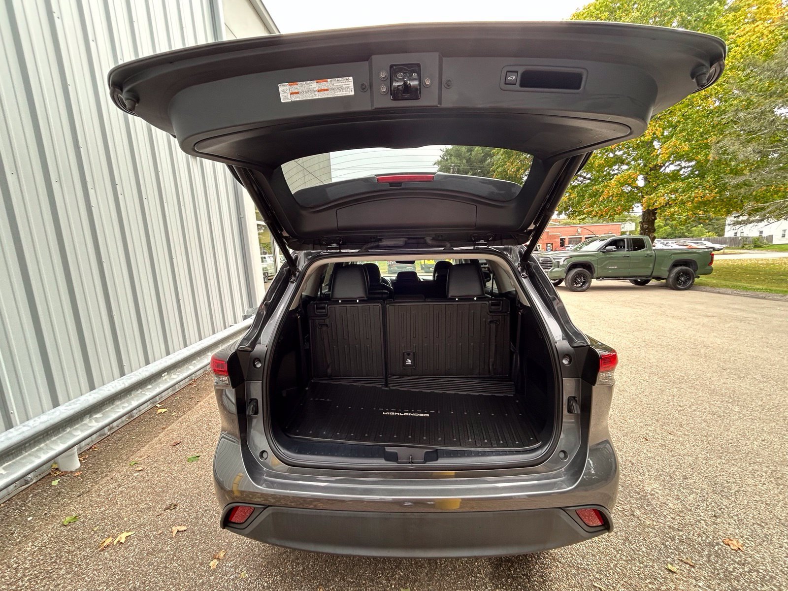 Used 2023 Toyota Highlander XLE AWD/4WD image 7