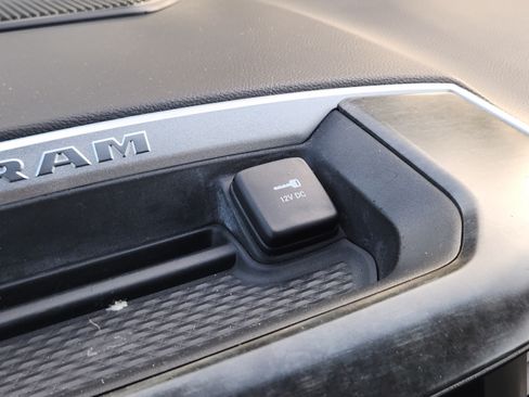 Used 2019 RAM 1500 4x4 Crew Cab image 10